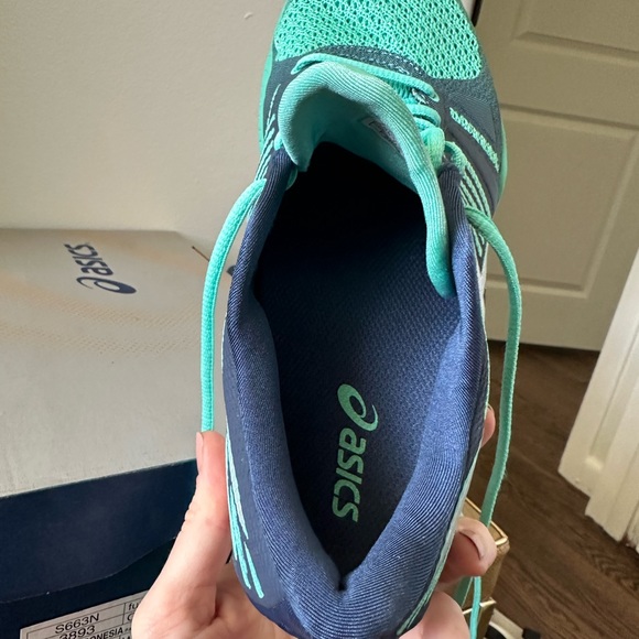 NEW in Box ASICS Cockatoo/Silver/Poseidon Women’s Running Shoe Size 8 - Picture 2 of 3